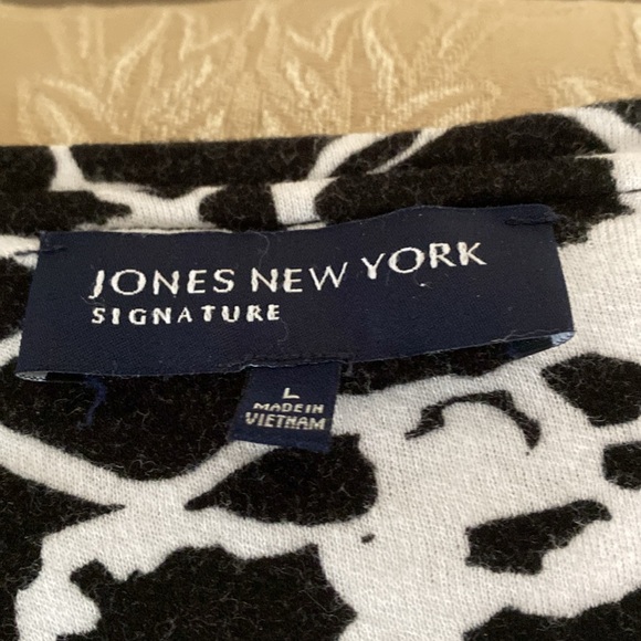 Jones New York Signature black and white floral top with three-quarter sleeves L - Picture 2 of 3